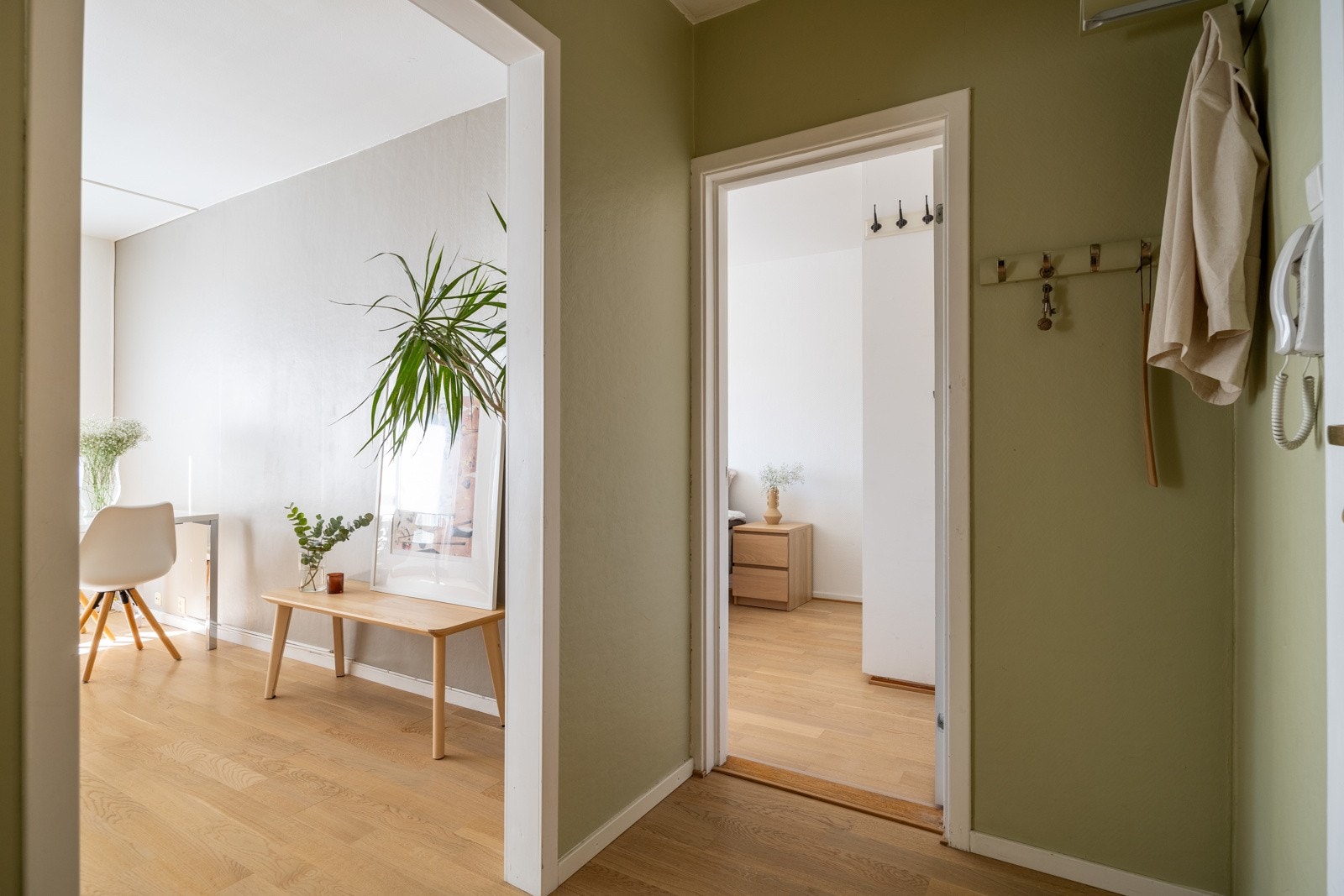 Du blir ønsket velkommen inn i en innbydende entré med plass til oppheng av yttertøy og sko. Galleribilde