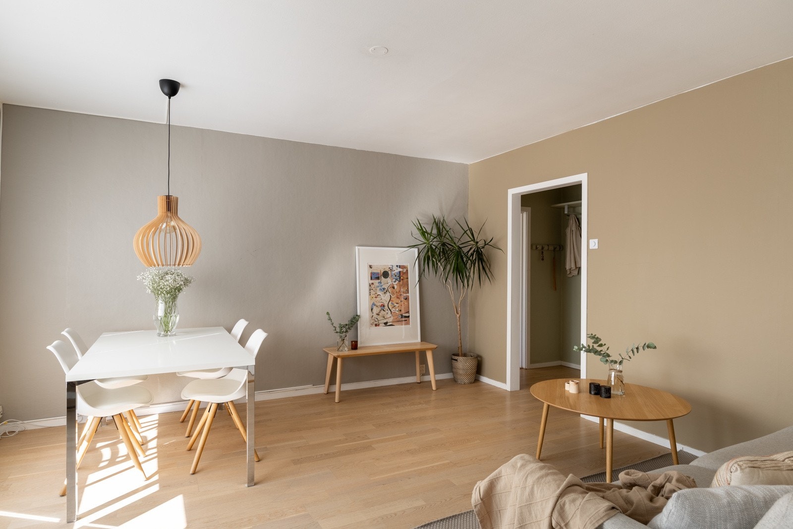 Planløsningen er praktisk utformet og gir muligheter for en fullverdig spisegruppe med hyggelig utsyn. Galleribilde