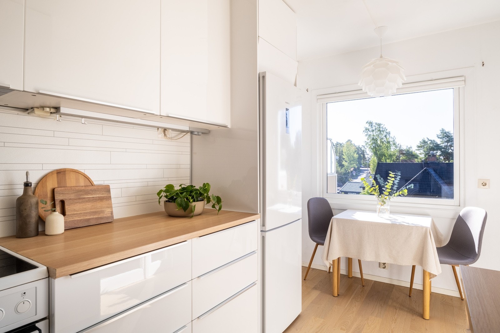 Kjøkkenet har godt med oppbevaring i over og underskap. Galleribilde