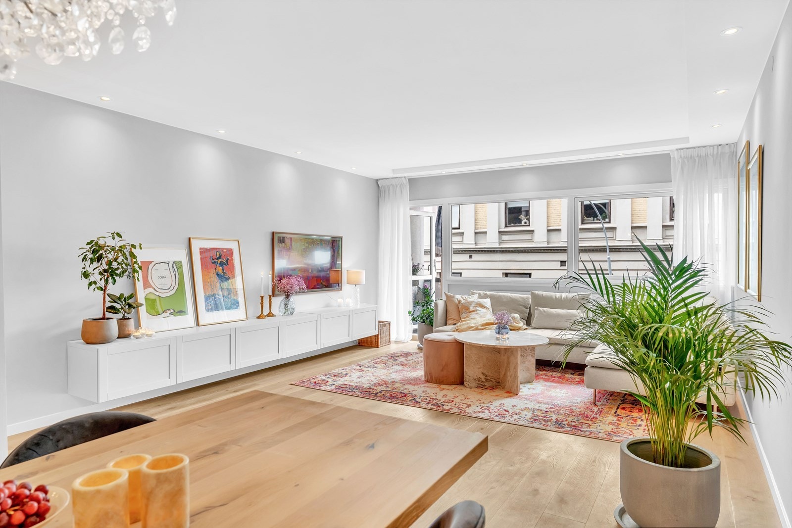 Leiligheten er gjennomgående med enstavs eikeparkett og lyse, glatte vegger. Galleribilde