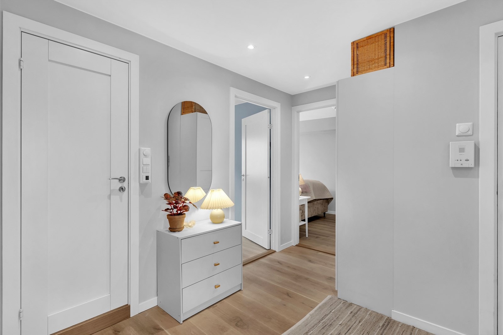 Entreen gir et godt førsteinntrykk med enstavs eikeparkett, og lyse, glatte vegger. Galleribilde