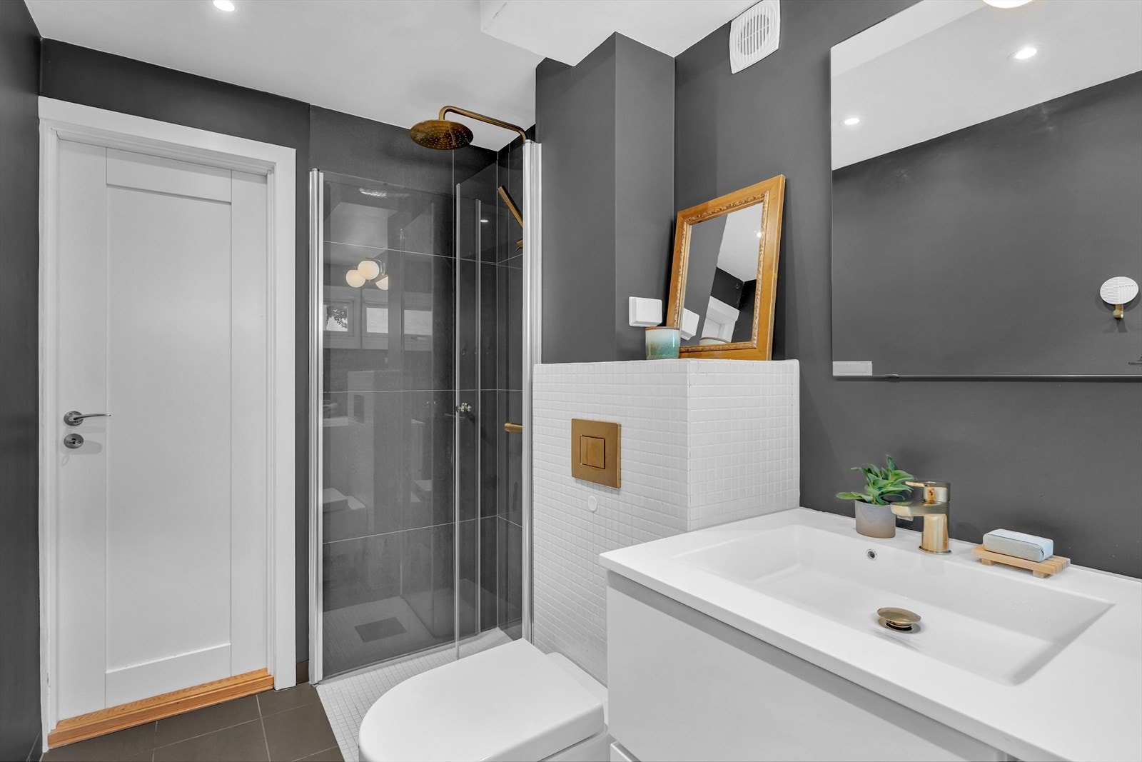 Legg merke til de fine gulldetaljene. Galleribilde