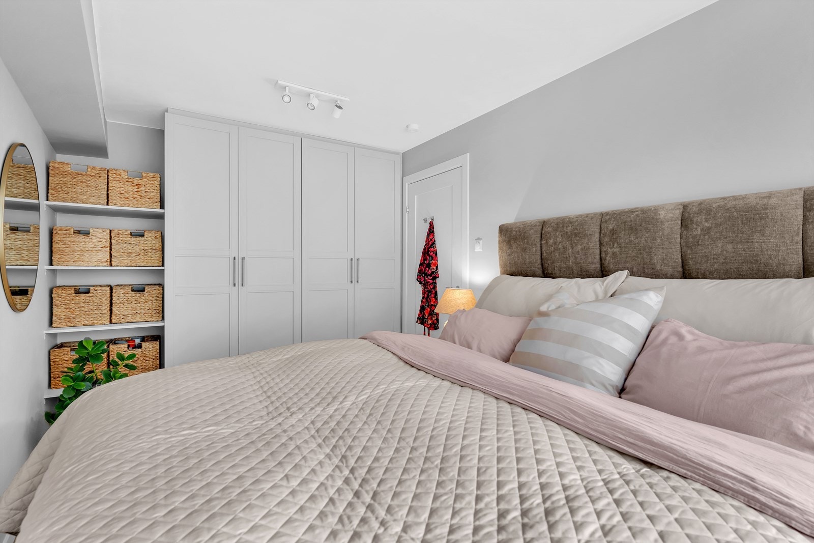 Hovedsoverommet er romslig med plass til en stor dobbeltseng, nattbord og skap til oppbevaring. Galleribilde