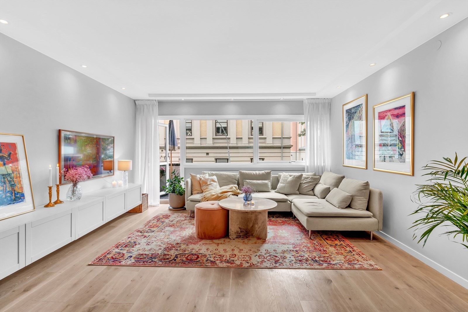 Store vinduer rammer inn omgivelsene og flommer rommet med naturlig lys. Galleribilde