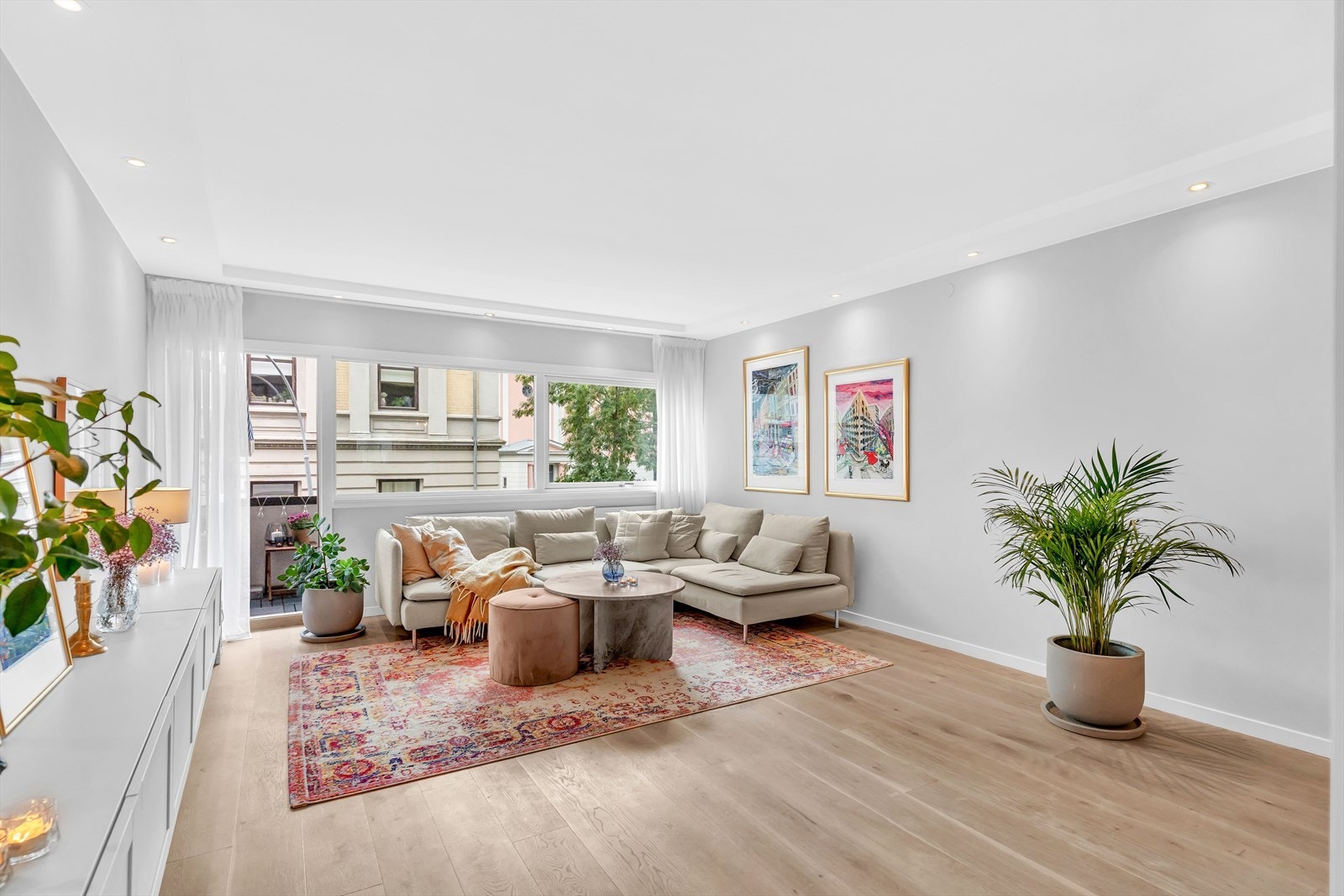 Stuen er designet for komfort og sosiale sammenkomster, med rikelig plass til både en sofagruppe og et spisebord. Galleribilde