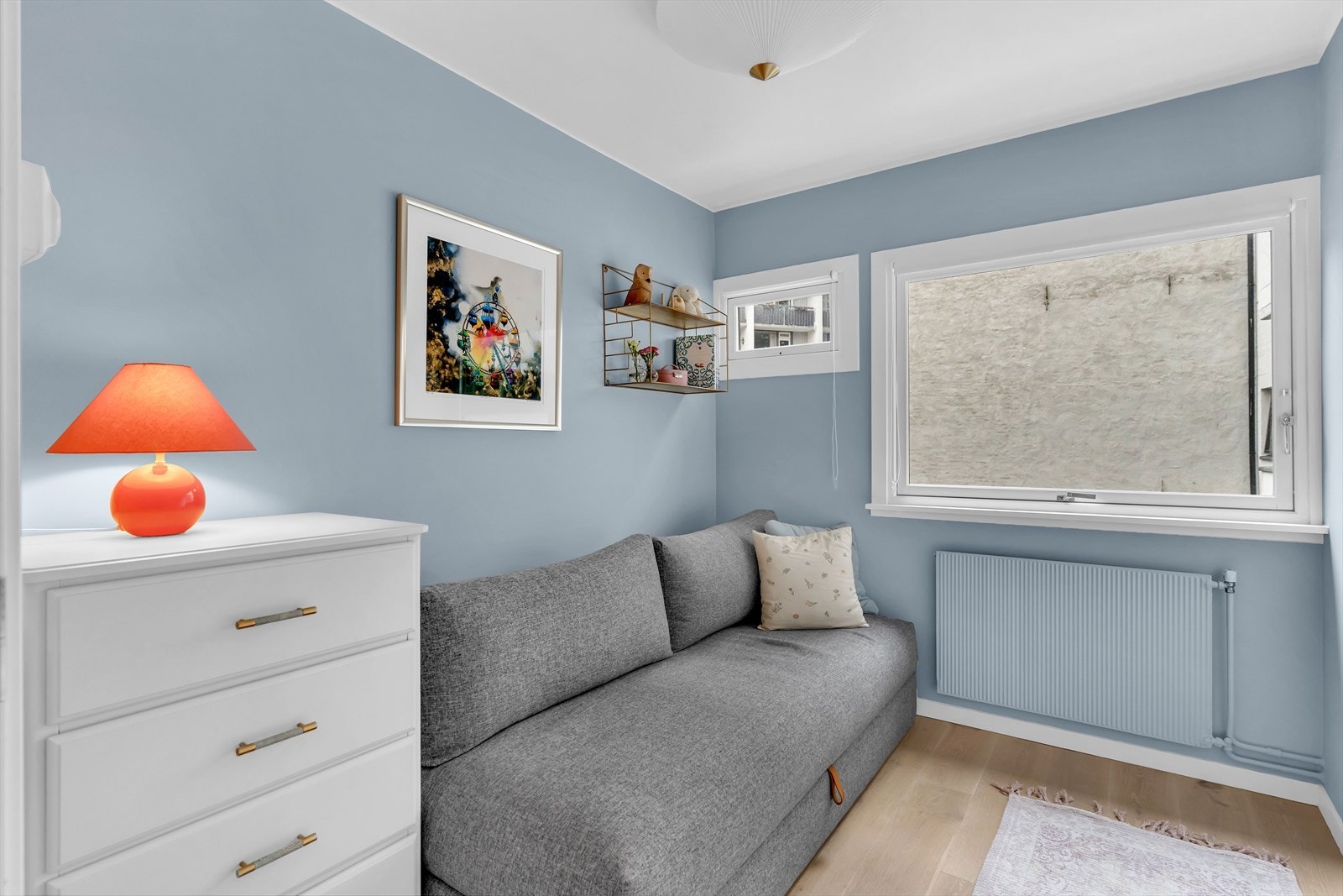 Det andre soverommet er også av god størrelse med plass til en større seng og annet ønskelig møblement. Galleribilde