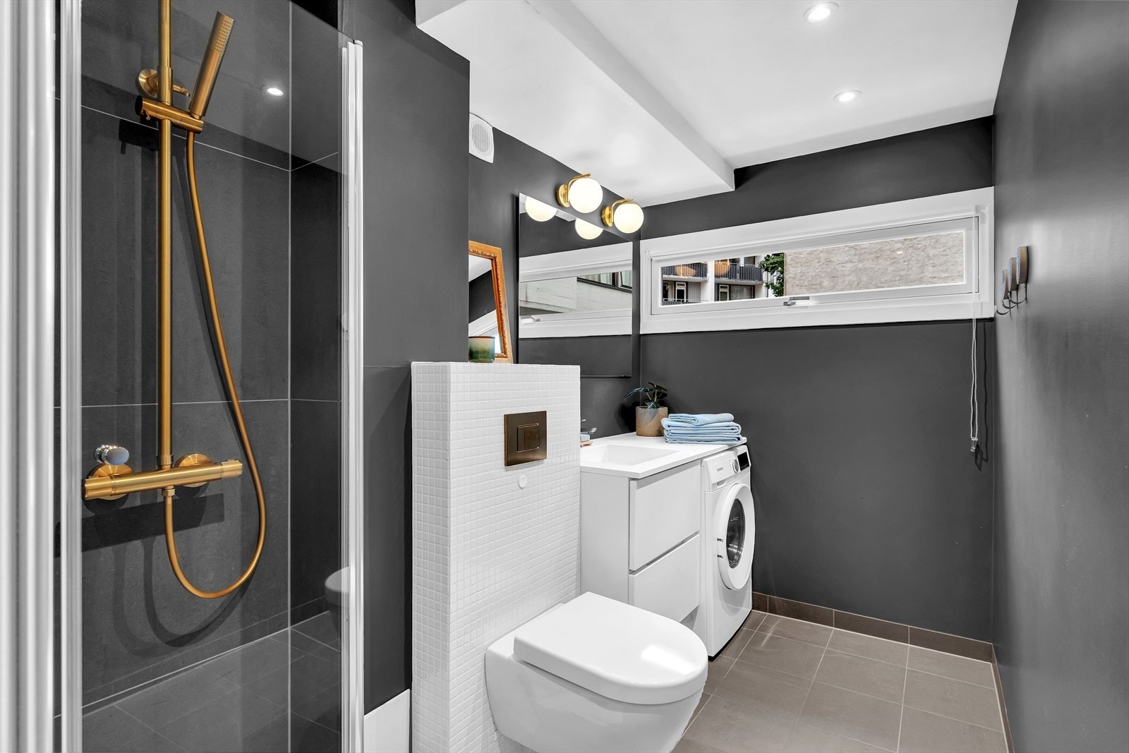 Baderommet ble oppgradert i 2015/16 og er delikat utført med malte murvegger, samt fliser i dusjsonen. Galleribilde