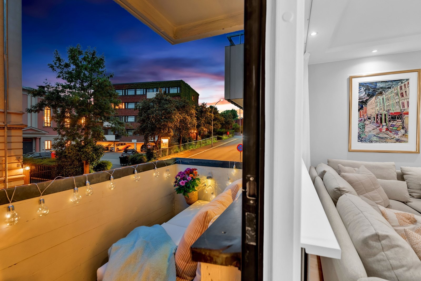 Nyt fine sommer kvelder på den hyggelige balkongen. Galleribilde