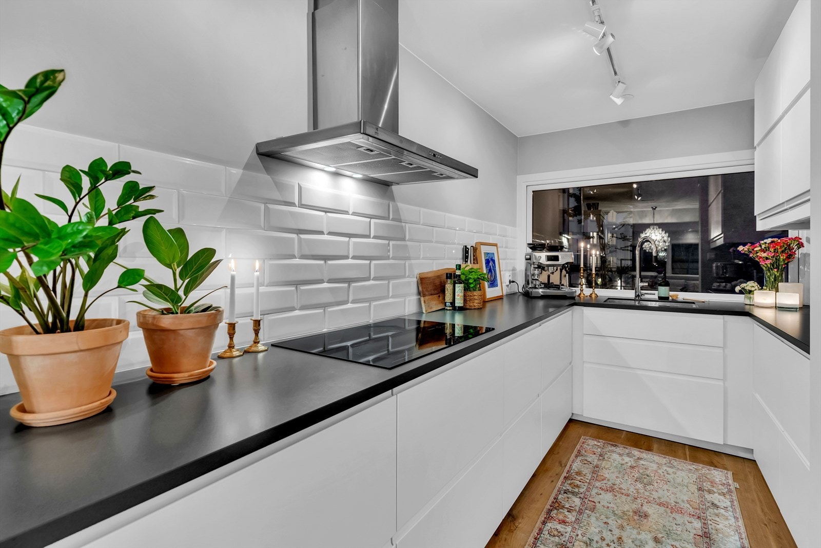 Innredningen tilbyr rikelig med lagringsløsninger gjennom et generøst antall skap og skuffer. Galleribilde