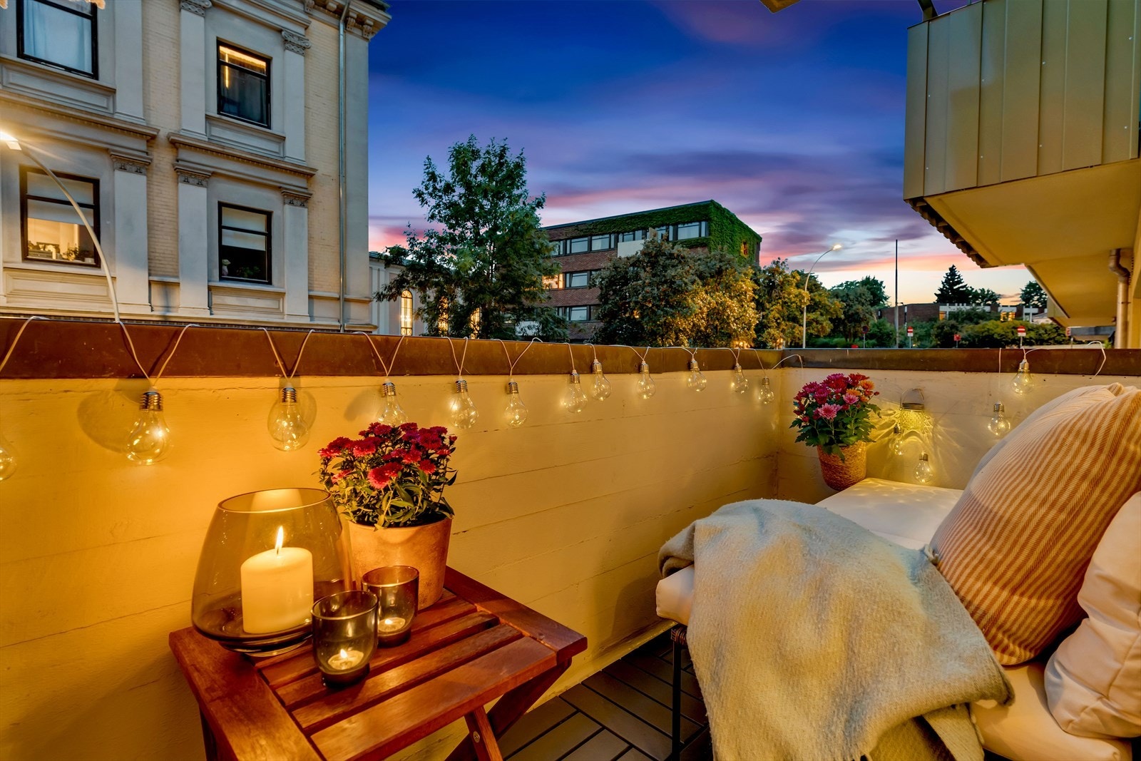 Balkongen har plass til en liten sittegruppe, og balkongen i etasjen over danner et lite overbygg som gjør det lunt og fint om kveldene. Galleribilde