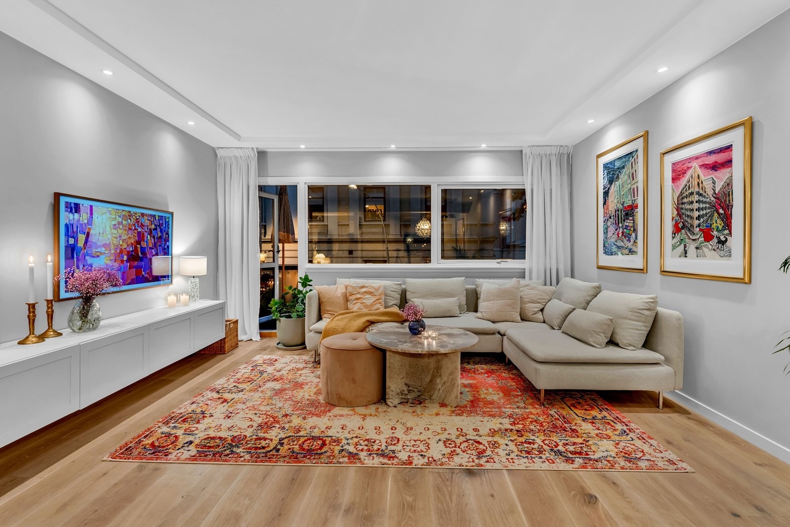 Dette er er smakfull, delikat og gj.gående 3-roms med god standard. Direkte utgang til sørvestvendt balkong, som er en flott forlengelse av stuen i sommerhalvåret. Galleribilde