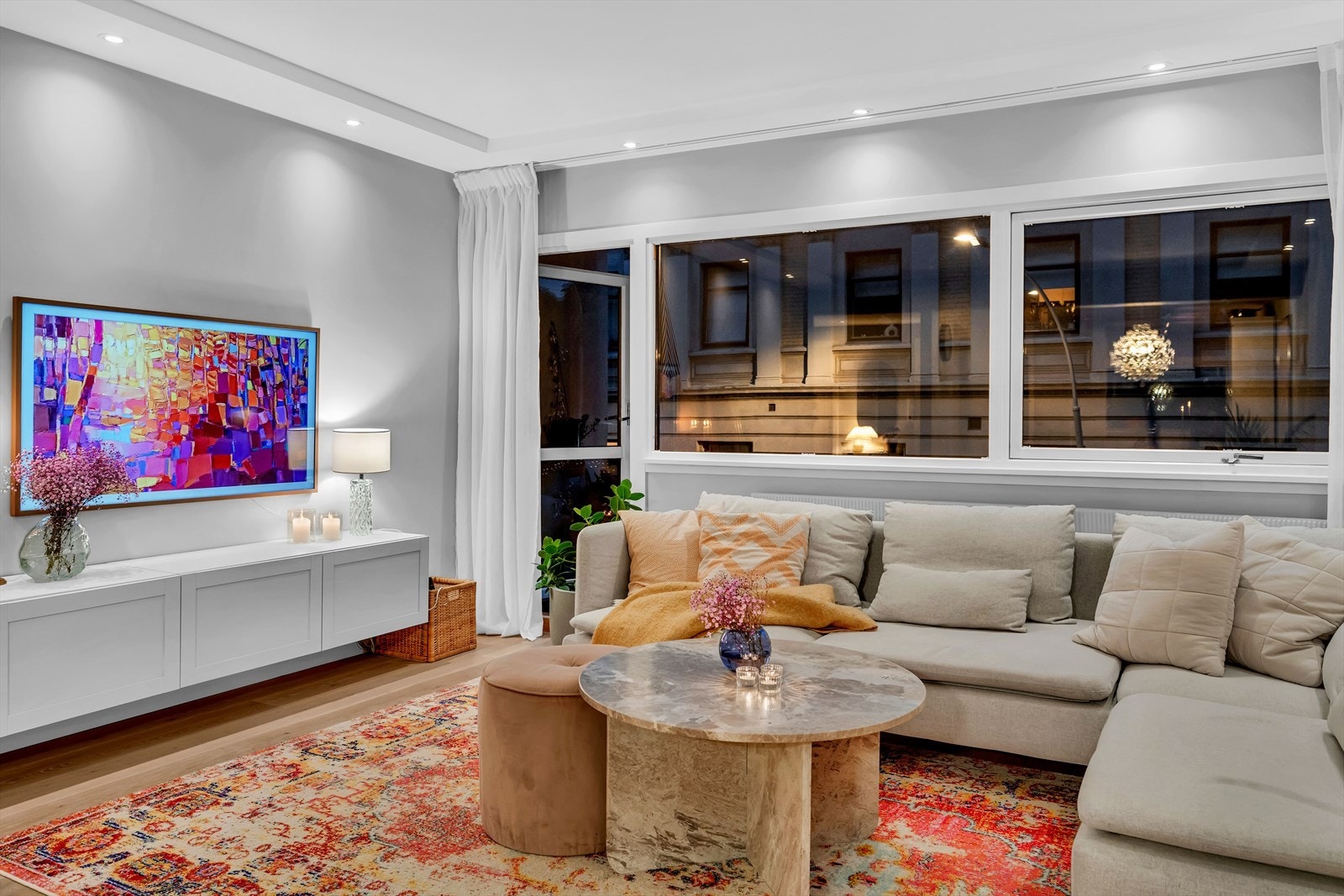 Overganger mellom vegger og tak er listefrie og i stuen er det nedfelt kanthimling med downlights. Galleribilde