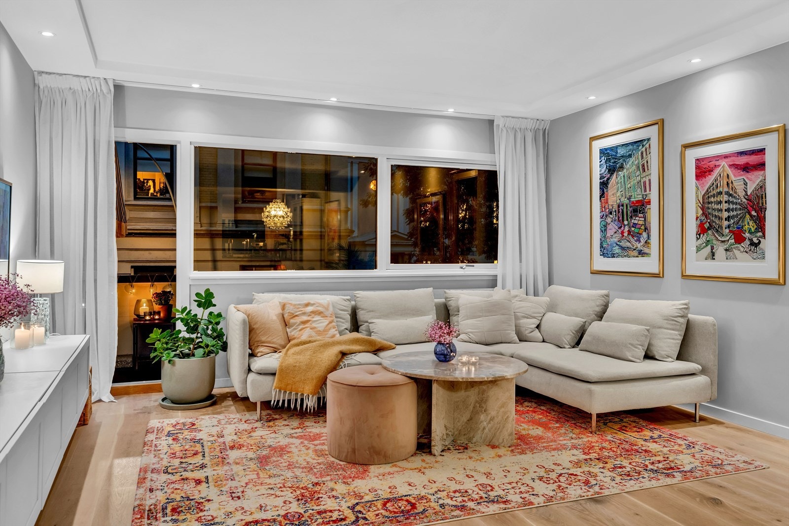 Hjertet av leiligheten er det luftige stue- og kjøkkenområde Galleribilde