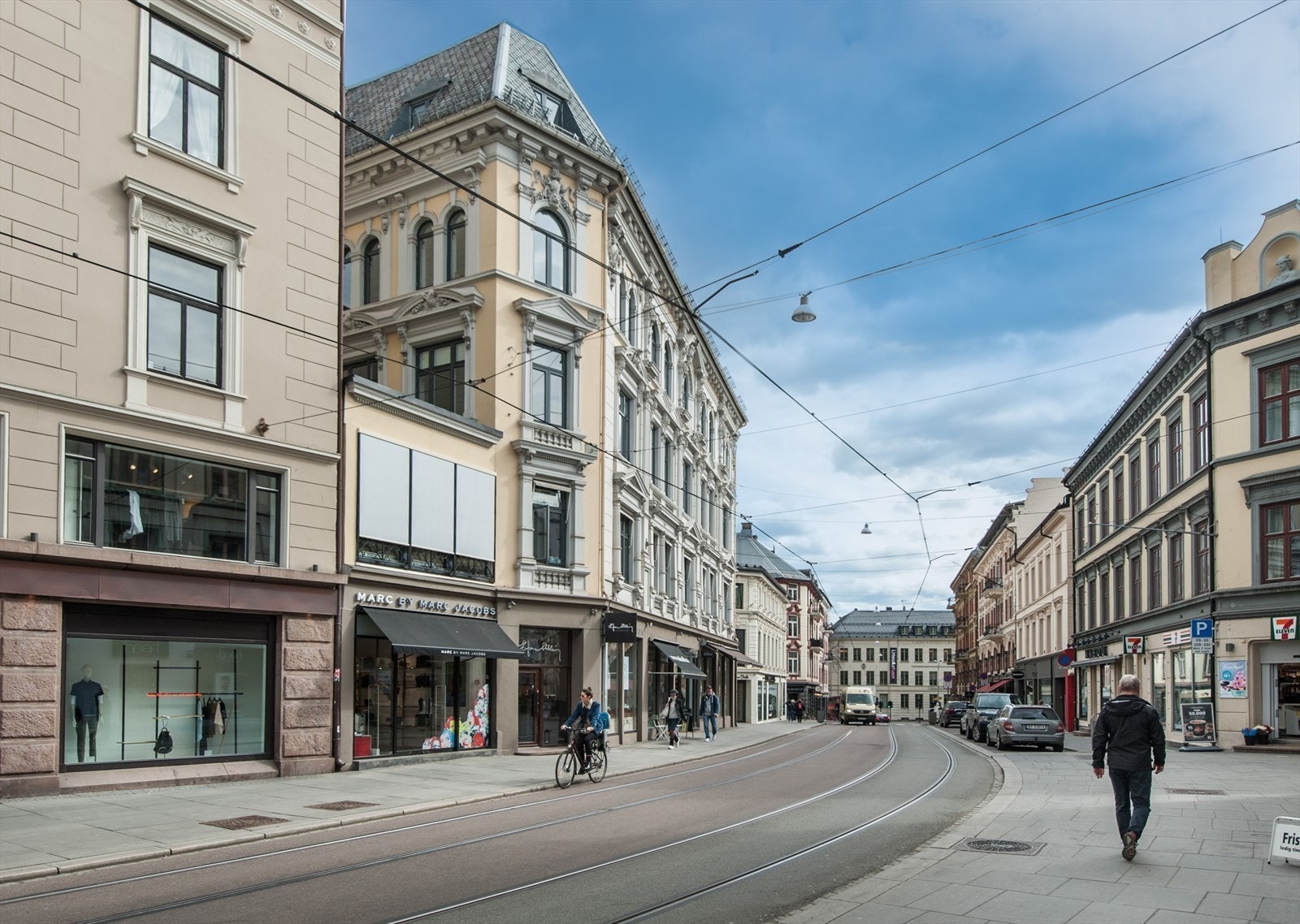 Oslos store handlegate Bogstadveien ligger kun få steinkast fra leiligheten. Galleribilde