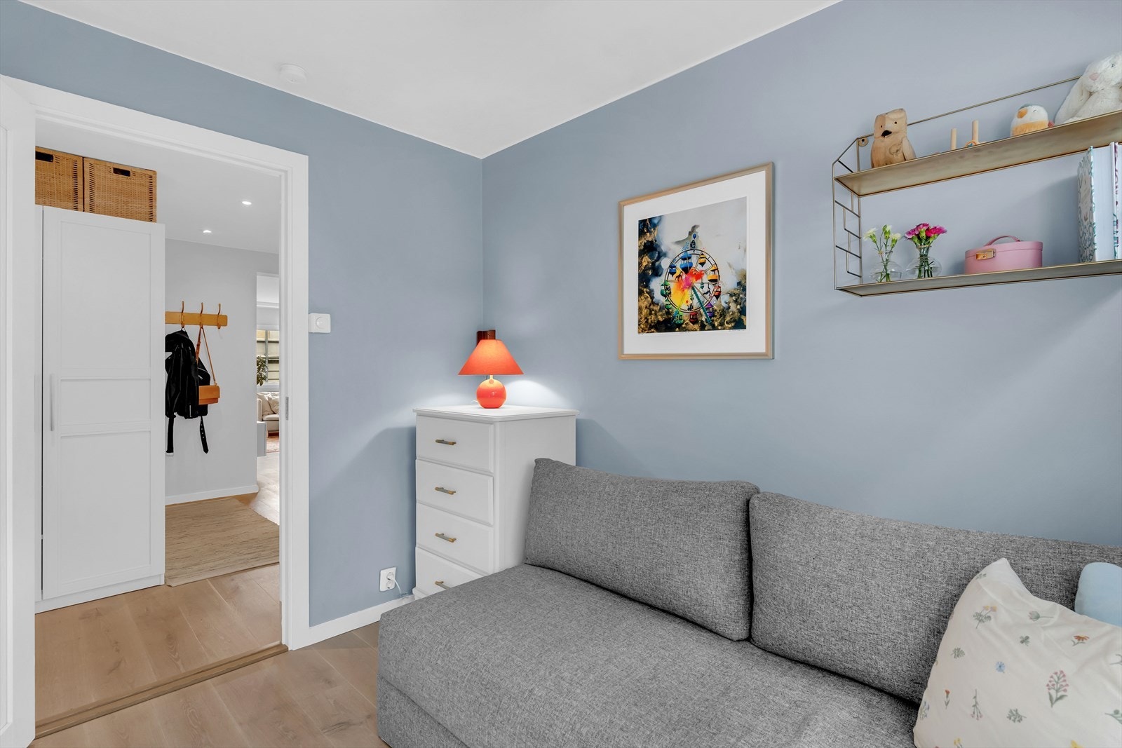 Dette rommet kan benyttes som barnerom, stue eller kontor - alt etter eget behov. Galleribilde