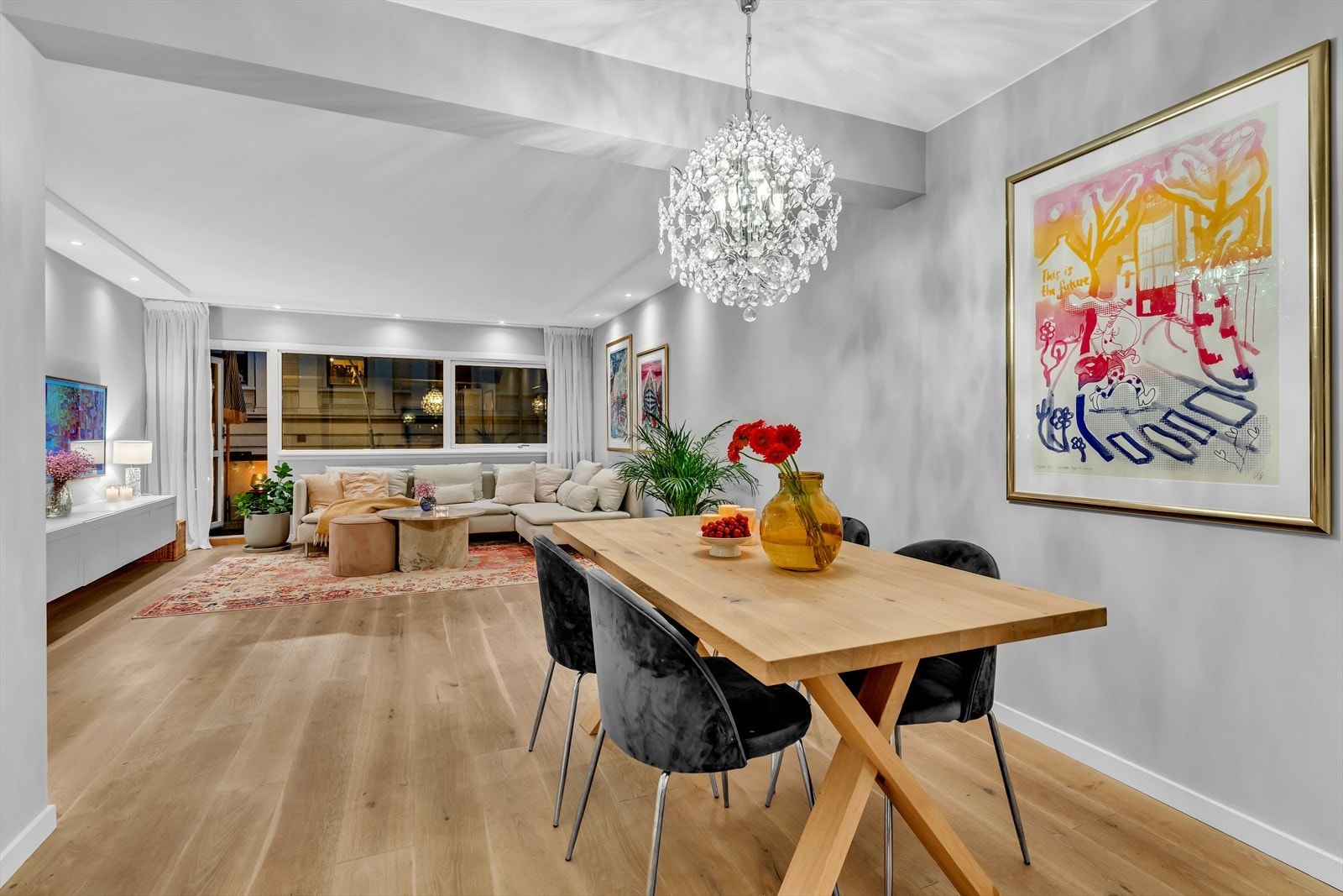 Stuen og og spisestuen skaper et åpent og sosialt rom. Galleribilde