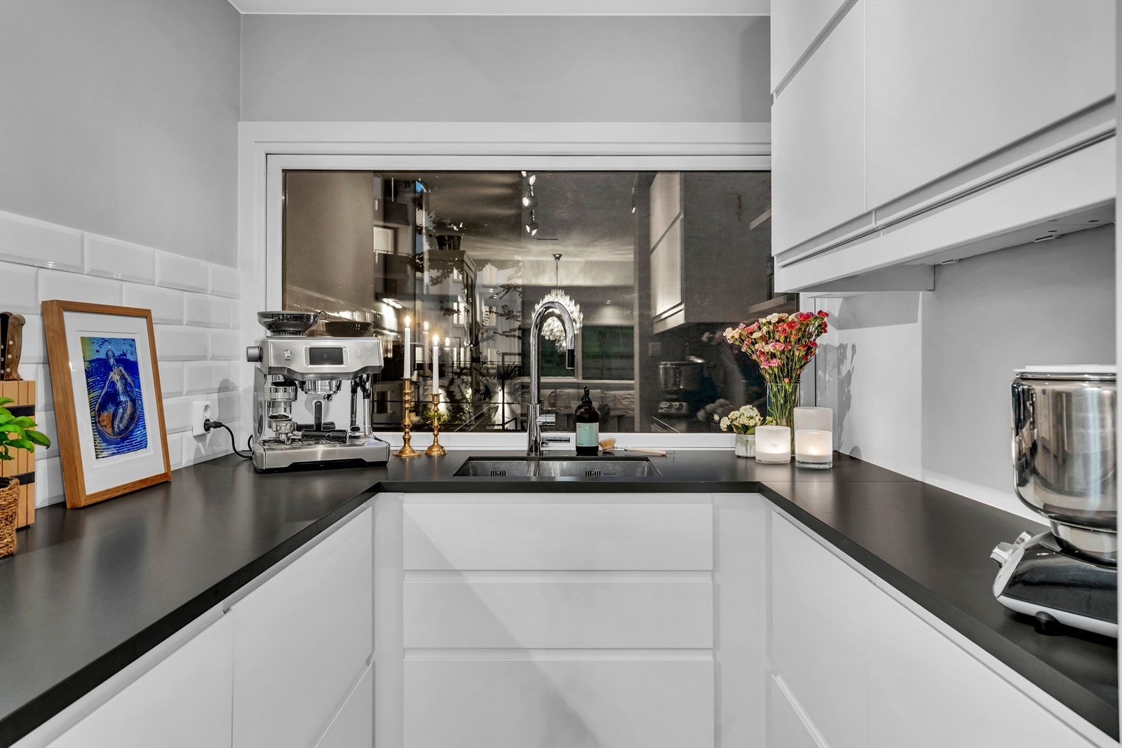 Vinduer i hver ende gir gjennomgående dagslys. Galleribilde