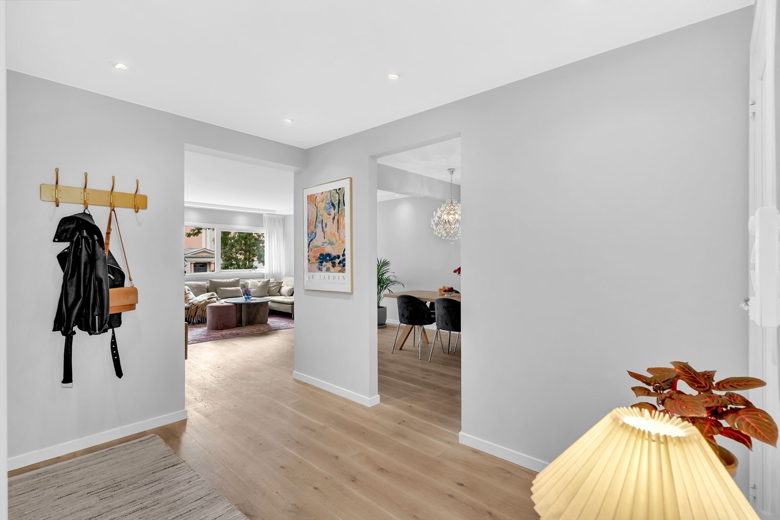 Til vesker og tilbehør er det montert en knaggrekke, og til jakker og annet er det et garderobeskap med slagdører. Galleribilde