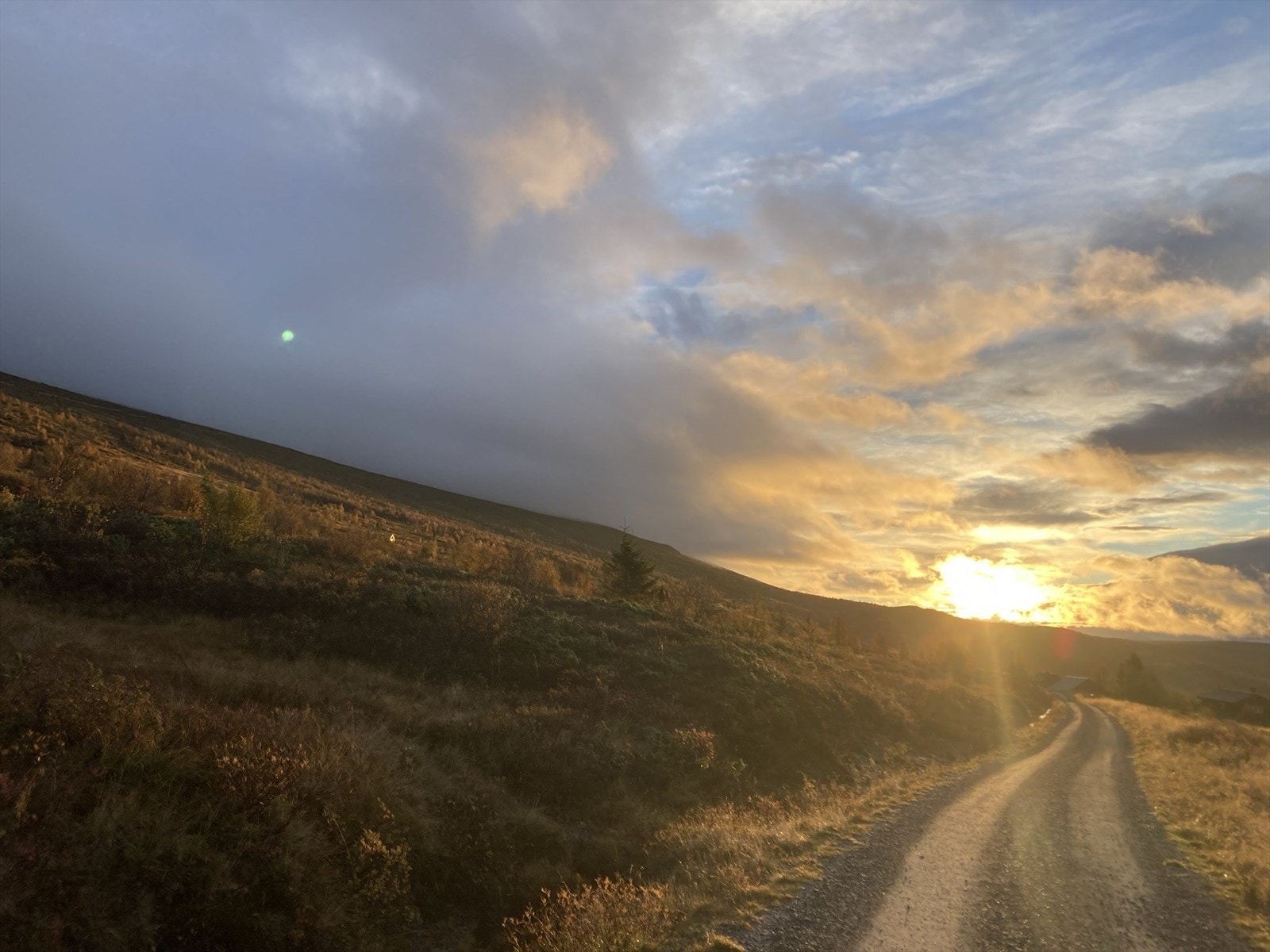 Om vinteren er det parkering ved helårsvei ca. 3 km ifra eiendommen, muligheter for leietransport med snøscooter i området. Galleribilde