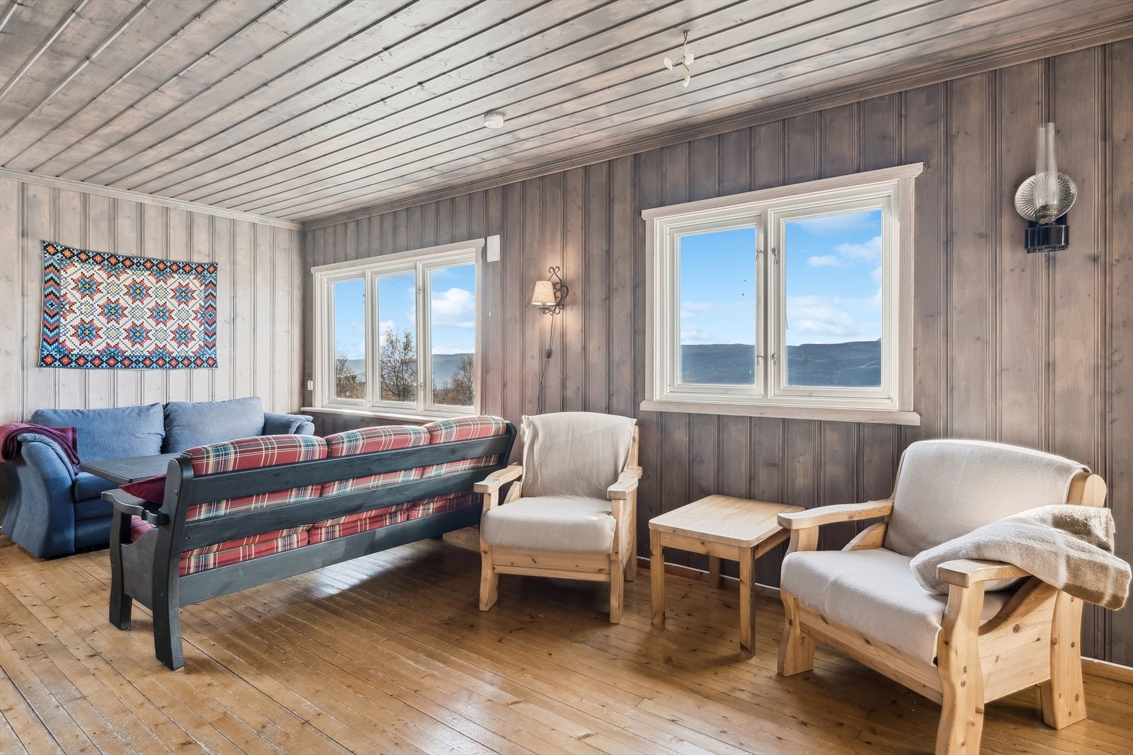 Velkommen inn! Her får du den lune hyttefølelsen med beisede panelvegger og furugulv. Galleribilde