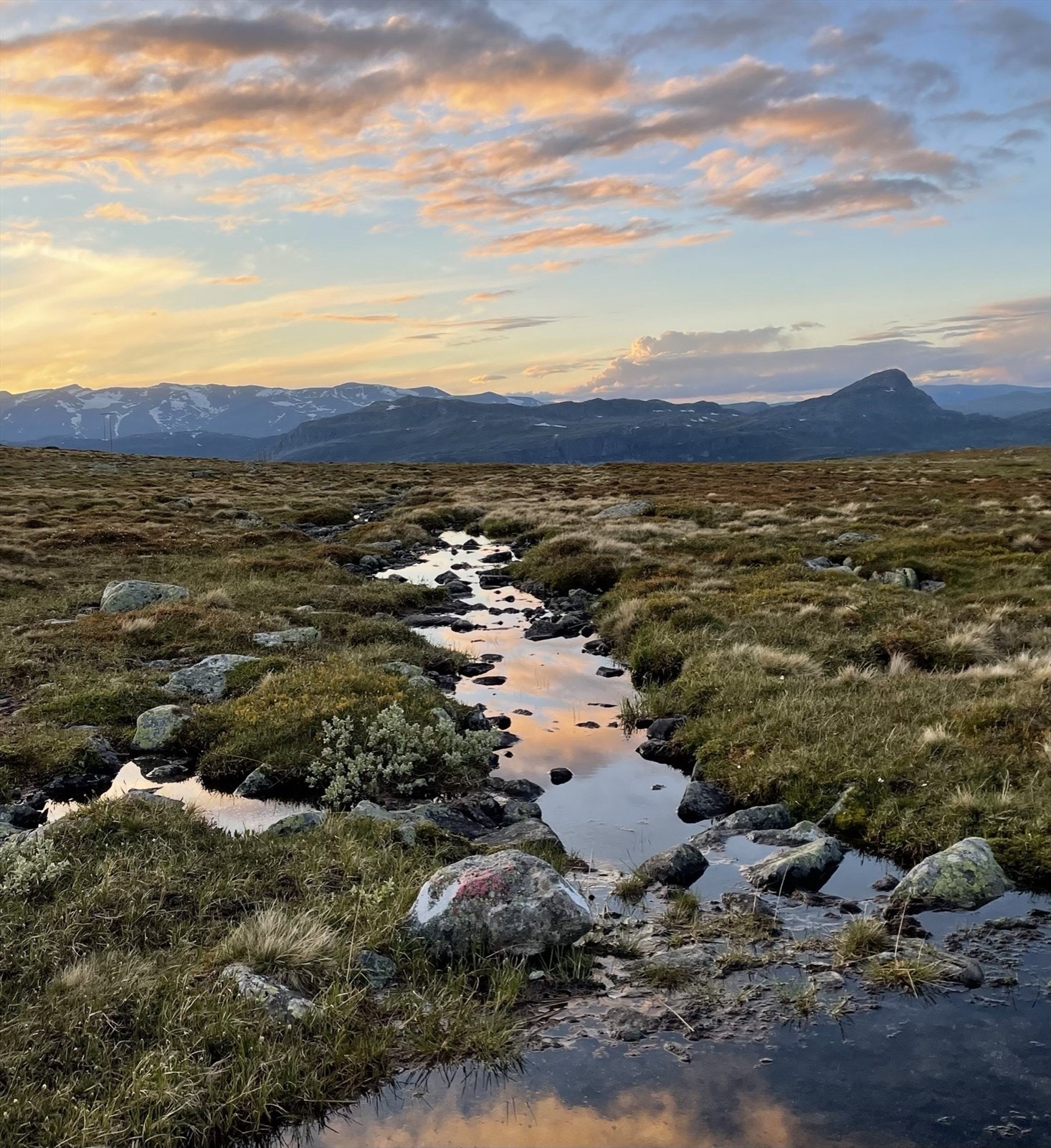 Eiendommen ligger i et naturhistoriske område med stavkirke, gamle kvernhus, bygdetun mm. (Selger eget bilde) Galleribilde