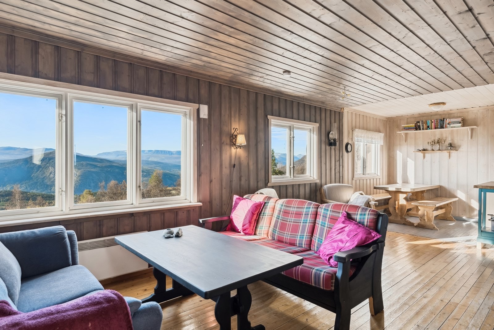 Stuen og kjøkkenet er i åpen løsning, og her er det plass til salong og spisebord. Galleribilde