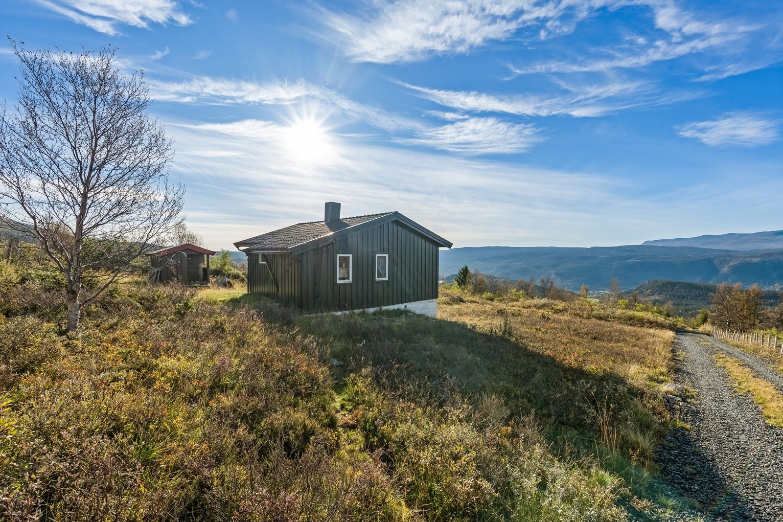 Eiendommen ligger usjenert ovenfor Hensåsen like ved Dalstølen ved foten av Slettefjell. Galleribilde