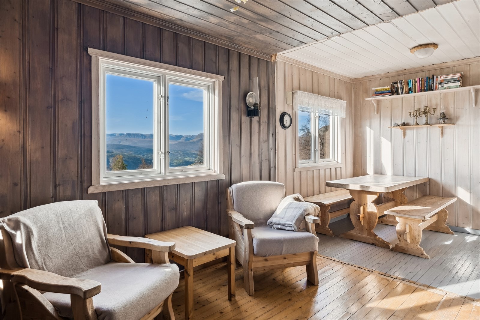 Her er det flere store vindusflater som slipper inn både den flotte naturen og mye lys. Galleribilde