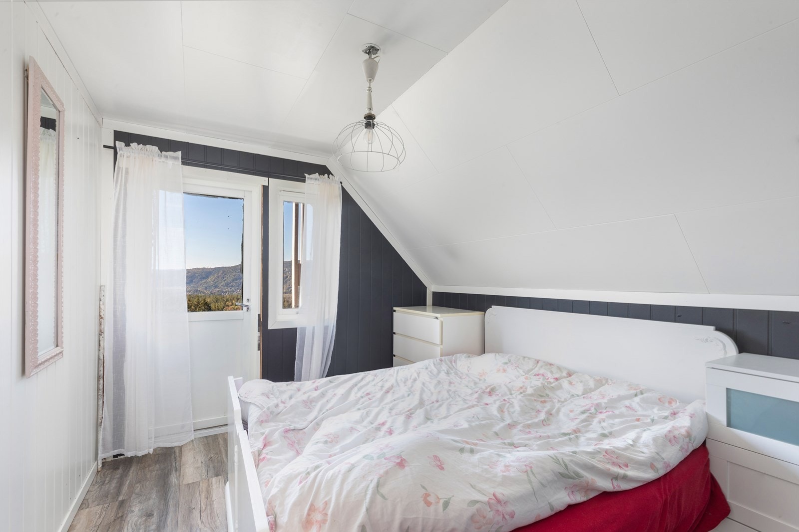 Hovedsoverom med utgang til balkong. Galleribilde