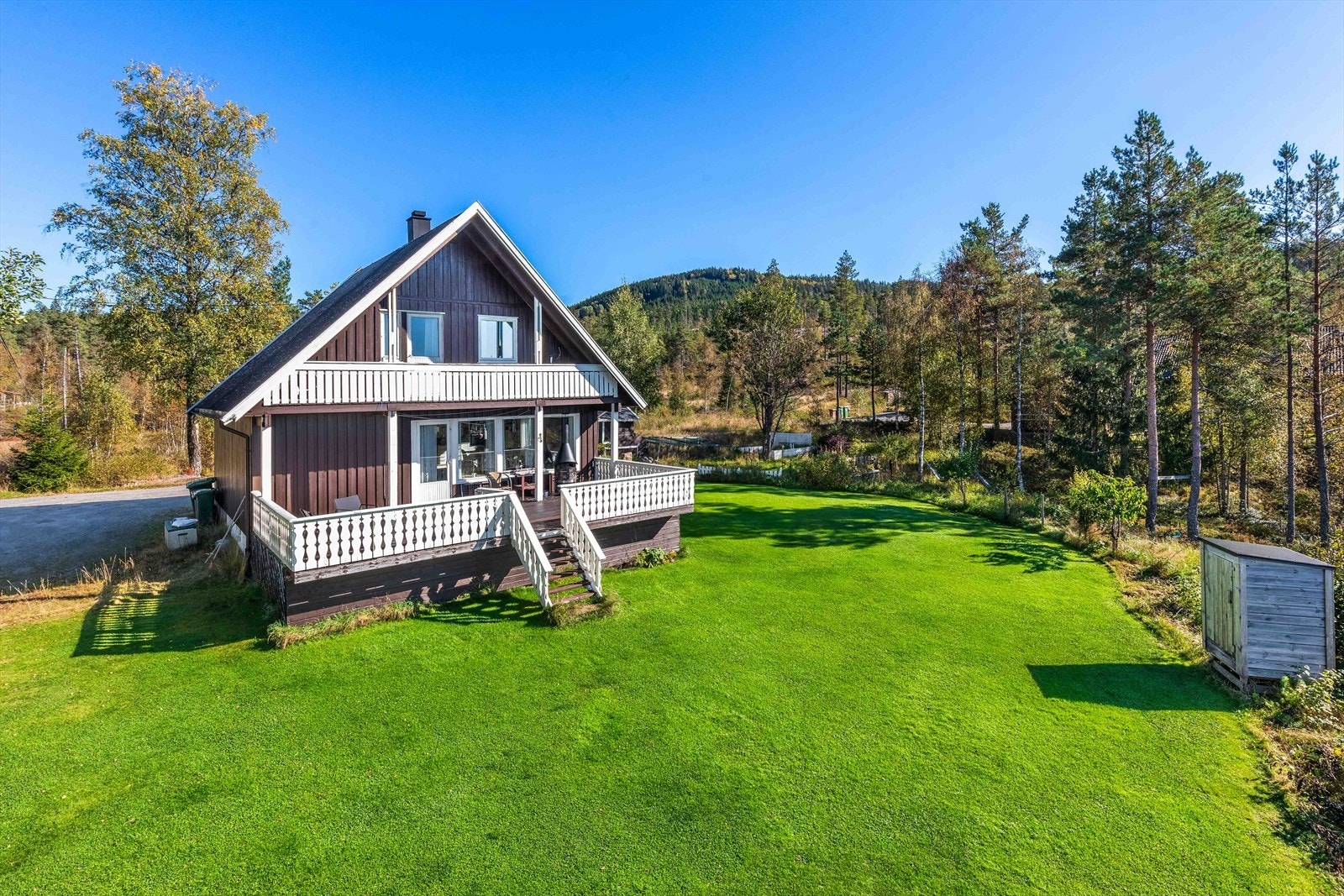 Eiendommen har gode solforhold og ligger usjenert til. Galleribilde