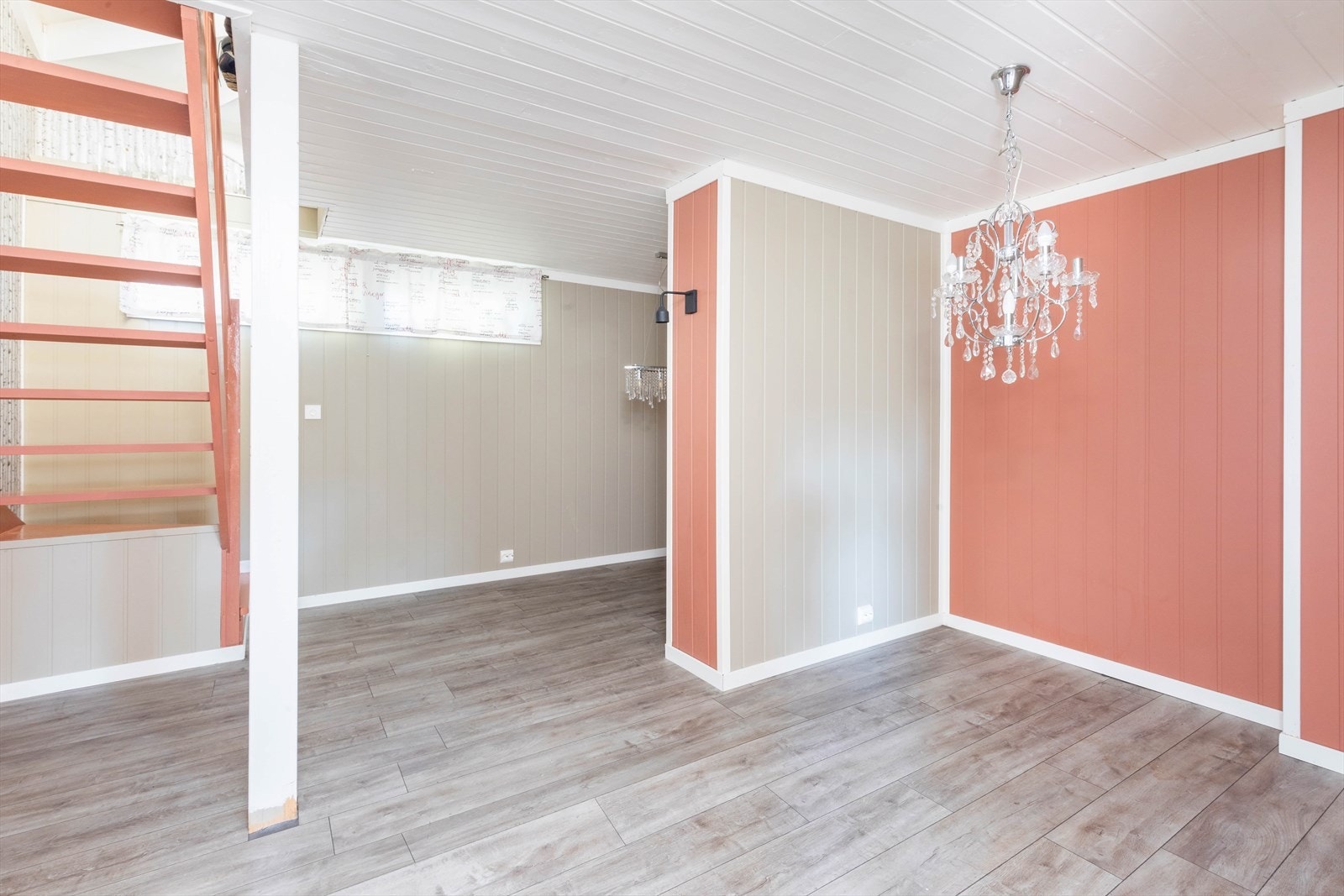 Det er noe lite dagslys i allrom samt kjellerstue. Galleribilde