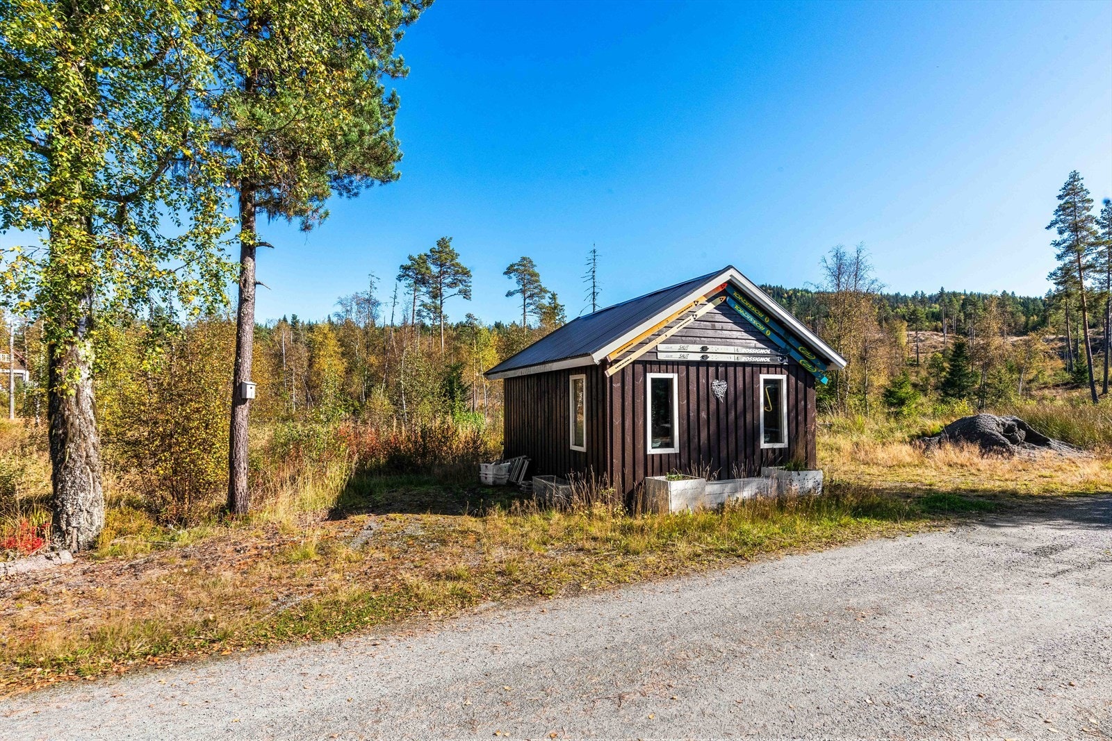 Uthus er på 25 kvm. og har gjennomgående lav standard. Se tilstandsrapport for nærmere beskrivelse. Galleribilde