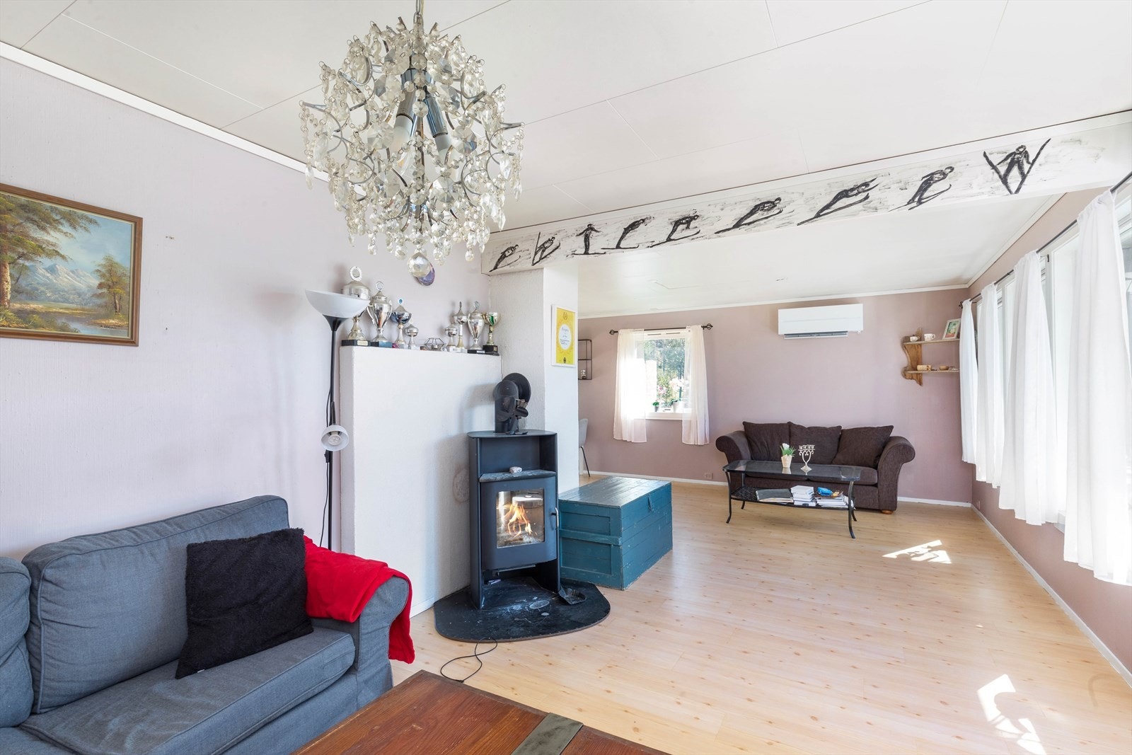 I stuen er det vedovn samt varmepumpe til oppvarming og utgang til terrasse på 35 kvm. i front. Galleribilde