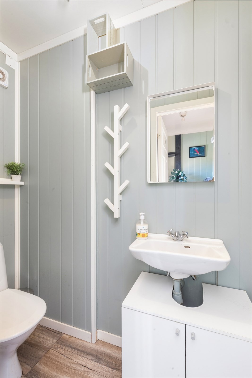 Toalettrom i hovedetasje har laminat på gulv og panelingsplater på vegger. Galleribilde