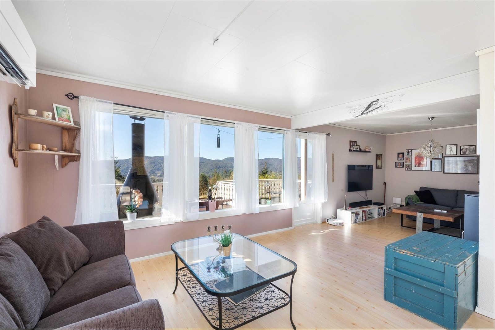 Stuen har store vindusflater i front som slipper inn godt med lys. Galleribilde