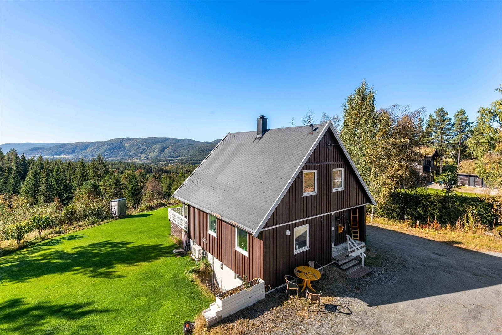 Tomten er på rett i overkant av 1 mål og er pent opparbeidet med stor hage og gruet gårdsplass. Galleribilde