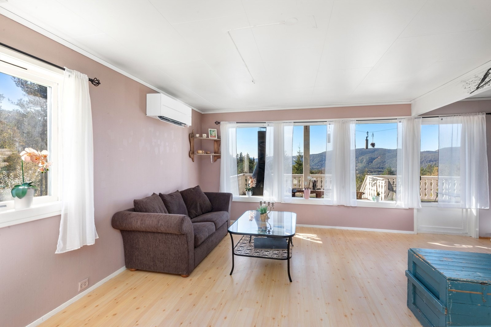 Det er åpen løsning mellom kjøkken og stue. Her er det laminat på gulv. Galleribilde