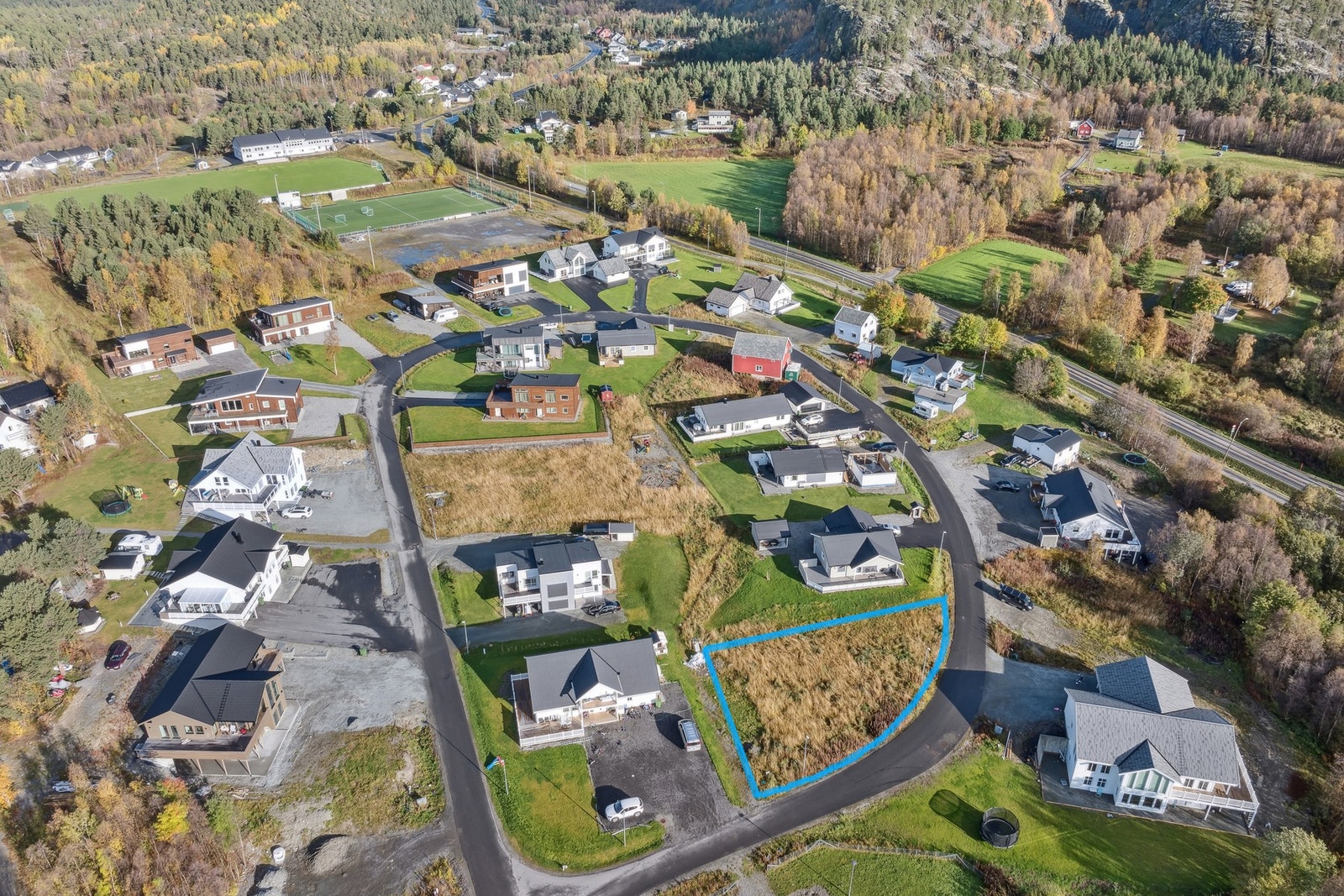 Eiendommen er markert med blått - markeringen er kun gjort for å vise eiendomsform og beliggenhet og er ikke nøyaktig. Vedlagte kart i salgsoppgaven gir nøyaktig mål av tomta. Galleribilde