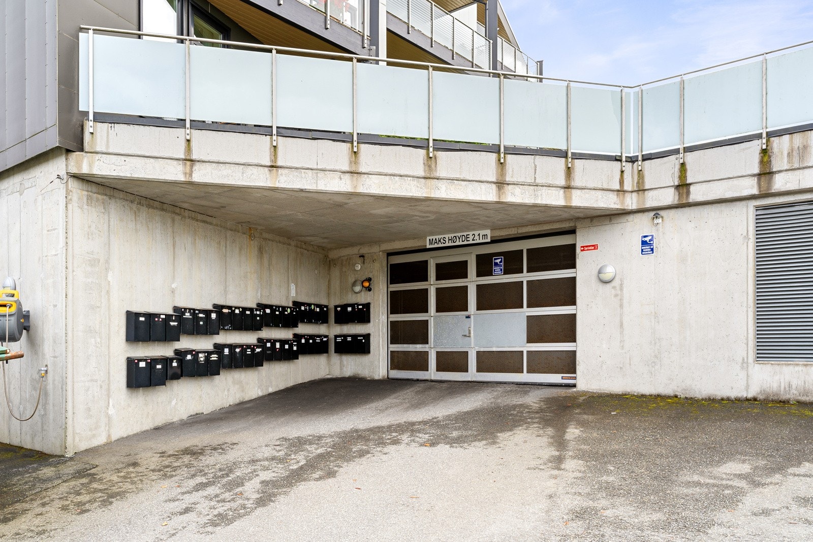Praktisk adkomst med bil fra gaten. Galleribilde