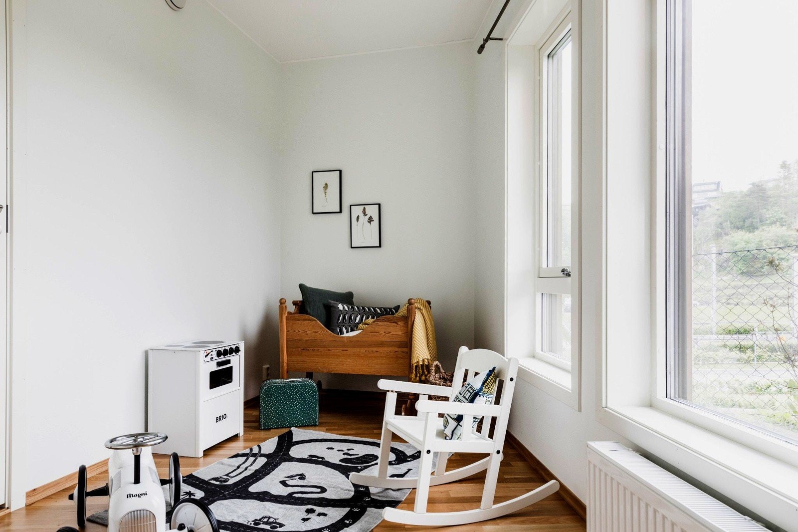 Begge er av god størrelse og med plass til det en måtte ønske av møblement. Galleribilde