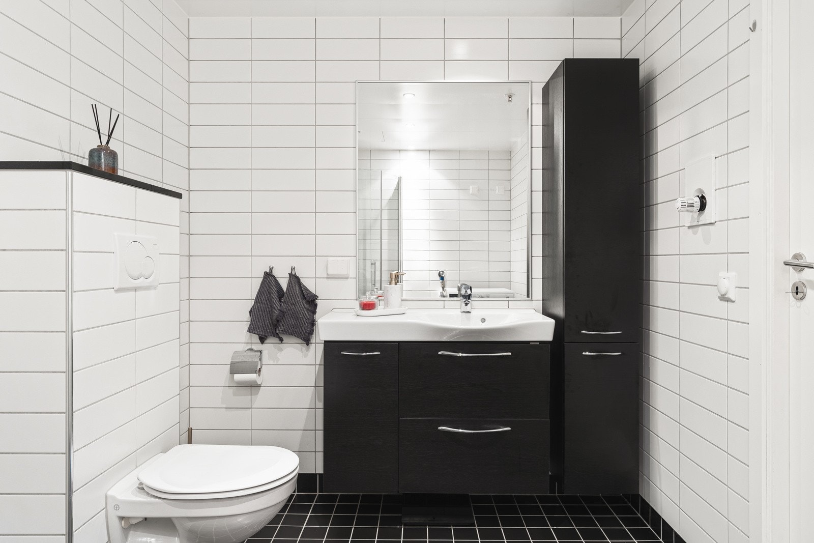 Badet er helfliset i lekre fliser og har moderne baderomsinnredning. Galleribilde