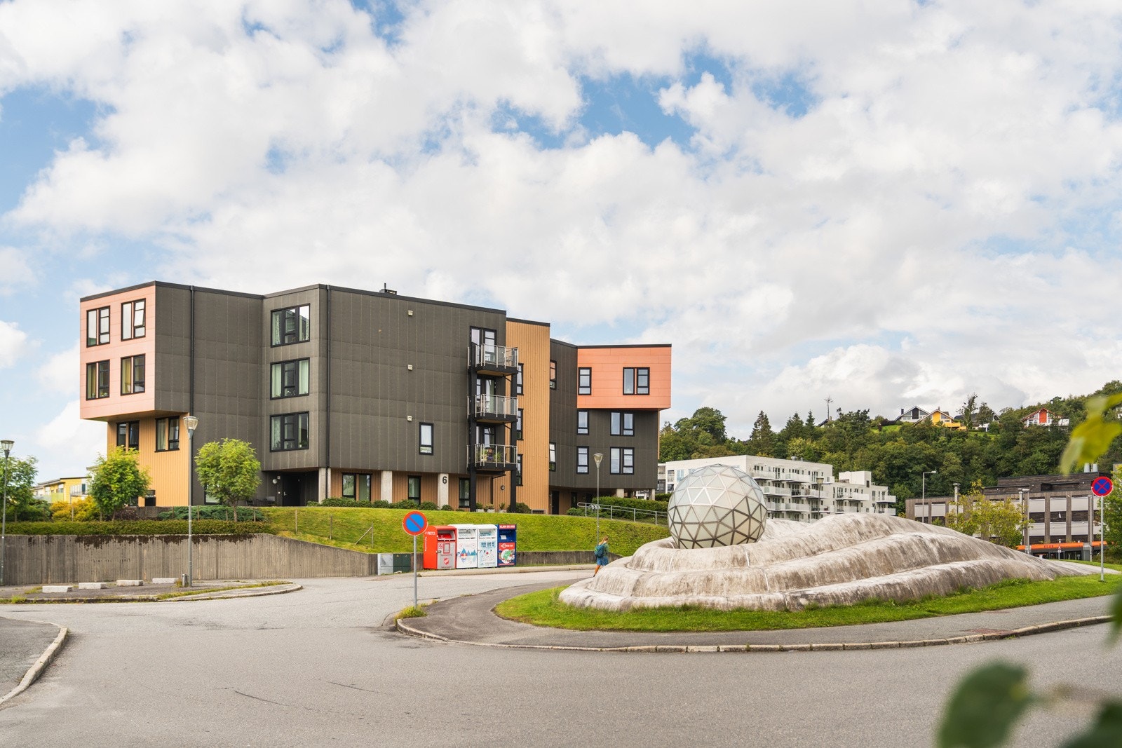 Vindharpevegen er ett av de mest populære boområdene i Fana og Bergen, mye grunnet den barnevennlige og landlige beliggenheten kombinert med nærheten til Bybanen og buss, samt turområder og gangavstand til Lagunen. Galleribilde