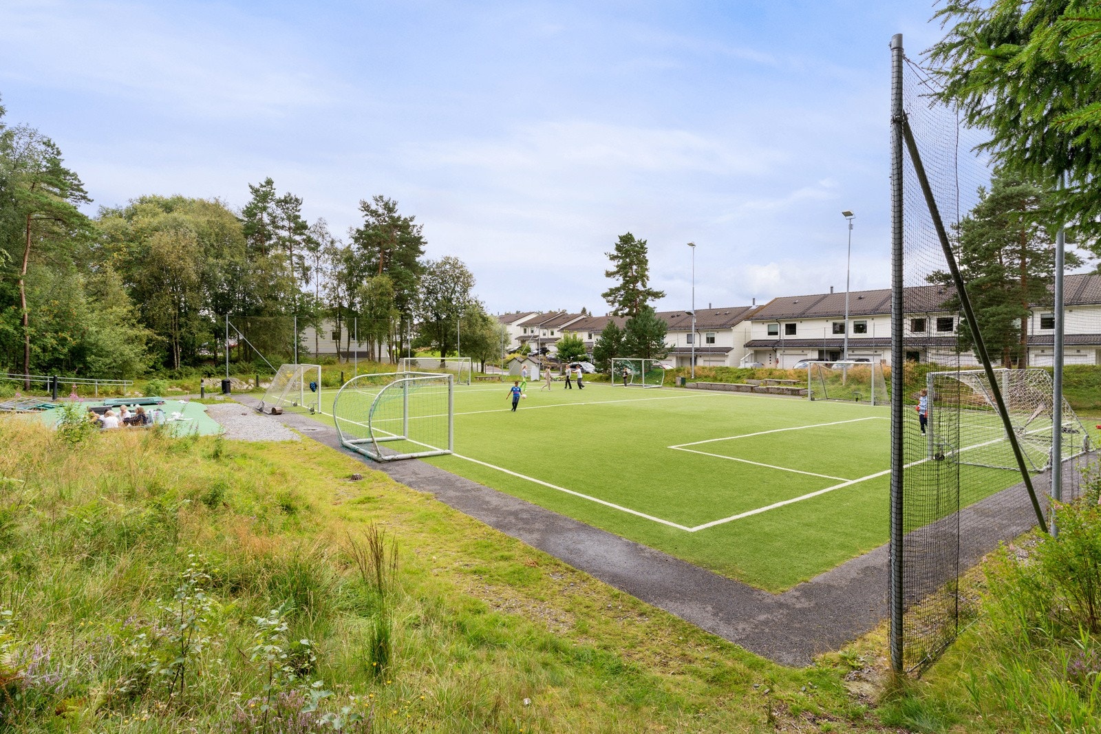 Fotballbane et par min fra leiligheten. Galleribilde