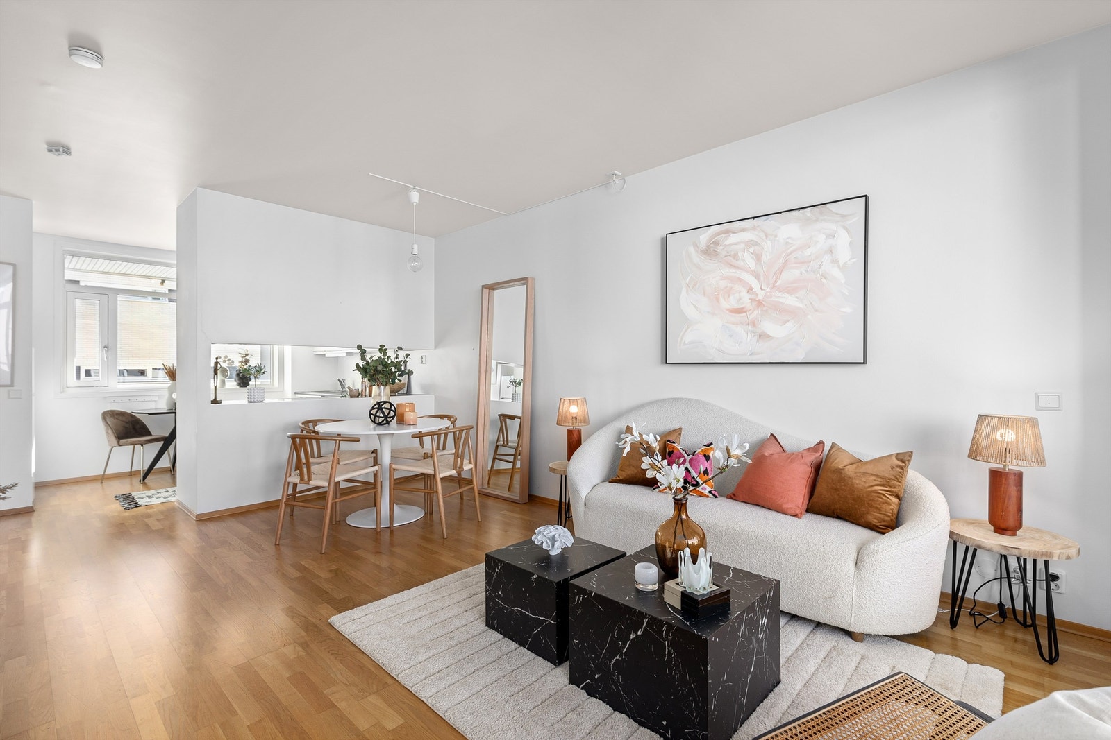 Leiligheten er gjennomgående og har en praktisk utforming med åpen løsning mellom stue og kjøkken Galleribilde