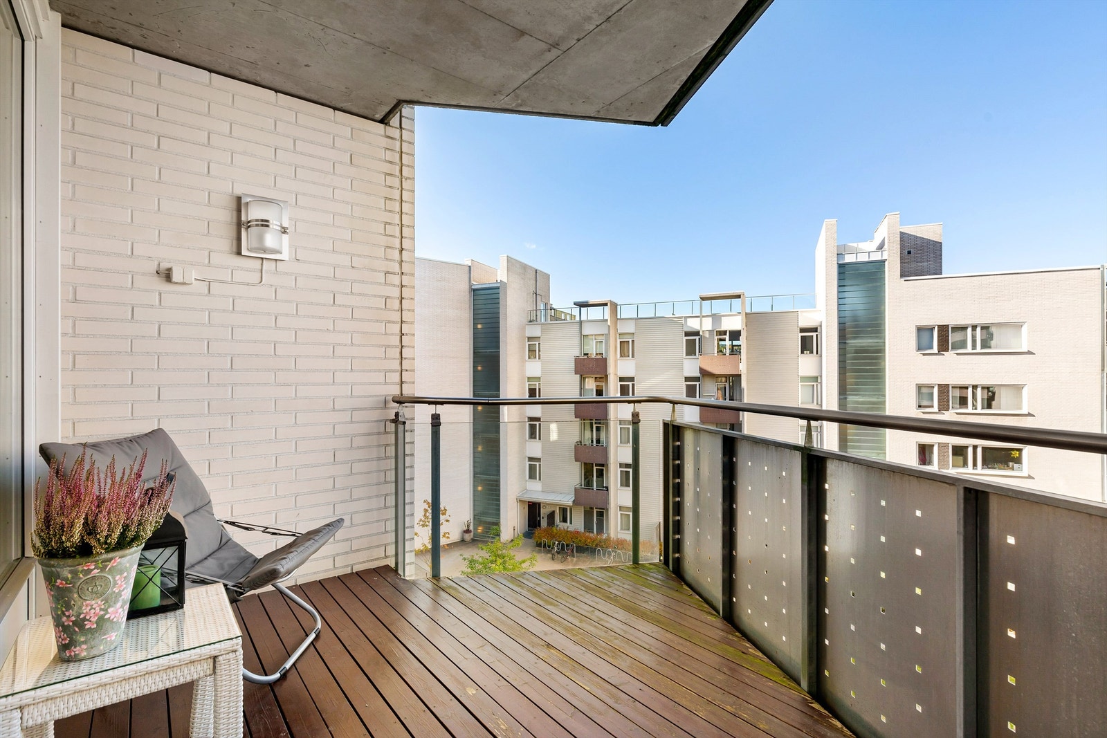 Balkong på ca 7 kvm med god plass til utemøblement Galleribilde