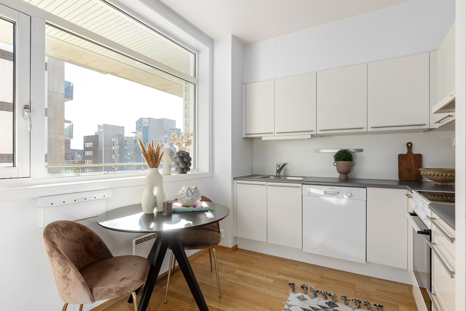 I tillegg til godt med skap- og benkeplass har du også plass til et lite frokostbord på kjøkkenet om du måtte ønske Galleribilde