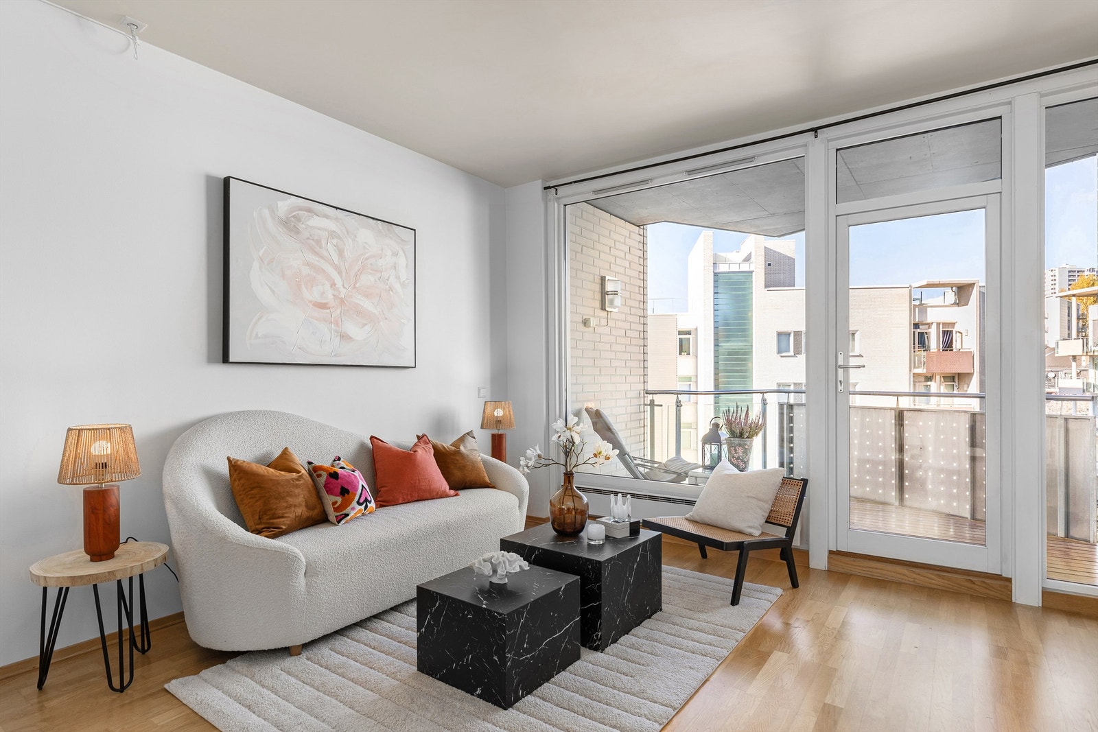 Store vindusflater gir godt med naturlig lys Galleribilde