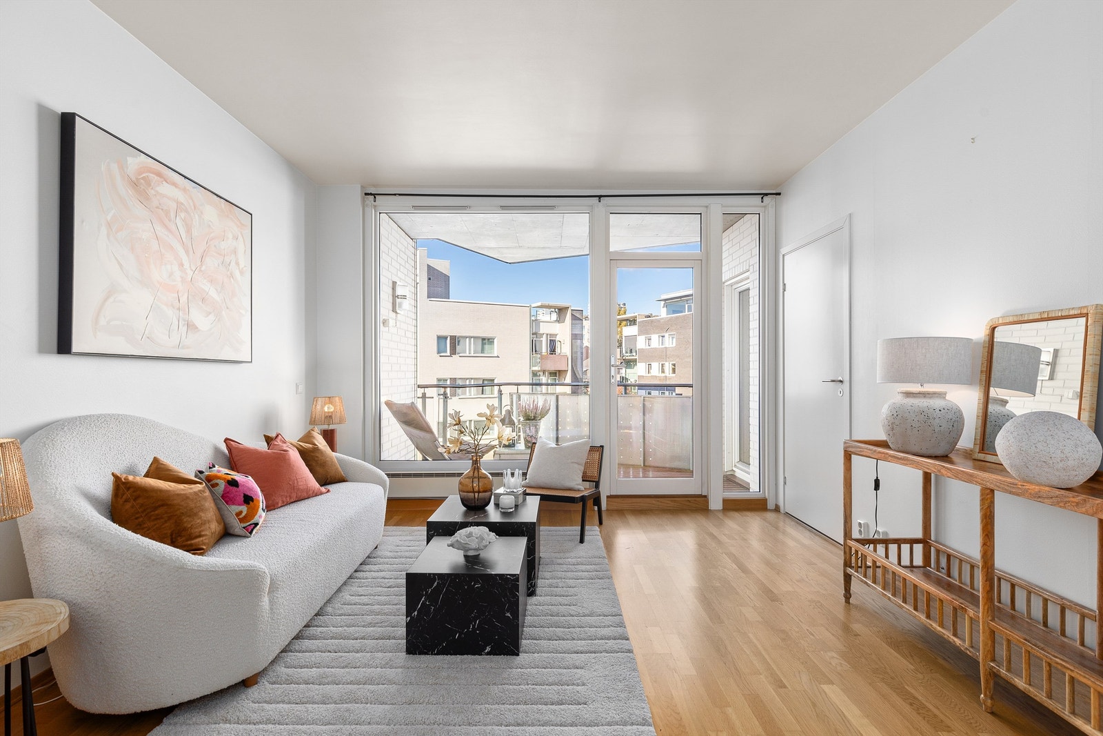 Utgang fra stue til en overbygget balkong Galleribilde