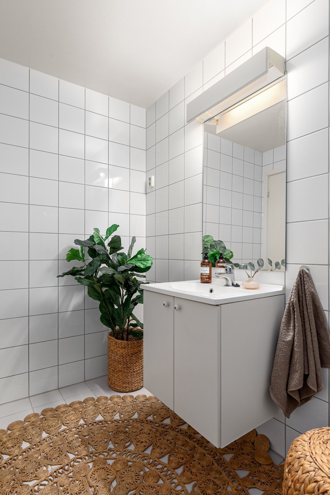 Opplegg for vaskemaskin ved siden av servant Galleribilde