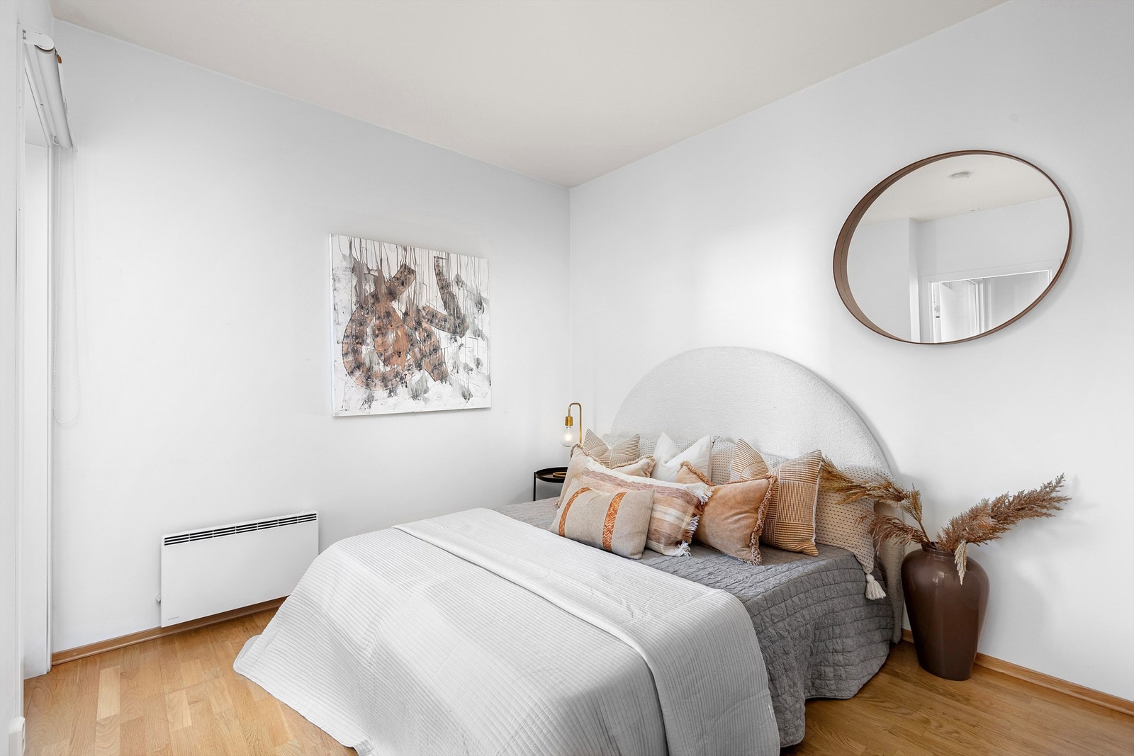 Leilighetens naturlige hovedsoverom er av god størrelse med plass til dobbeltseng og er innredet med garderobeskap Galleribilde